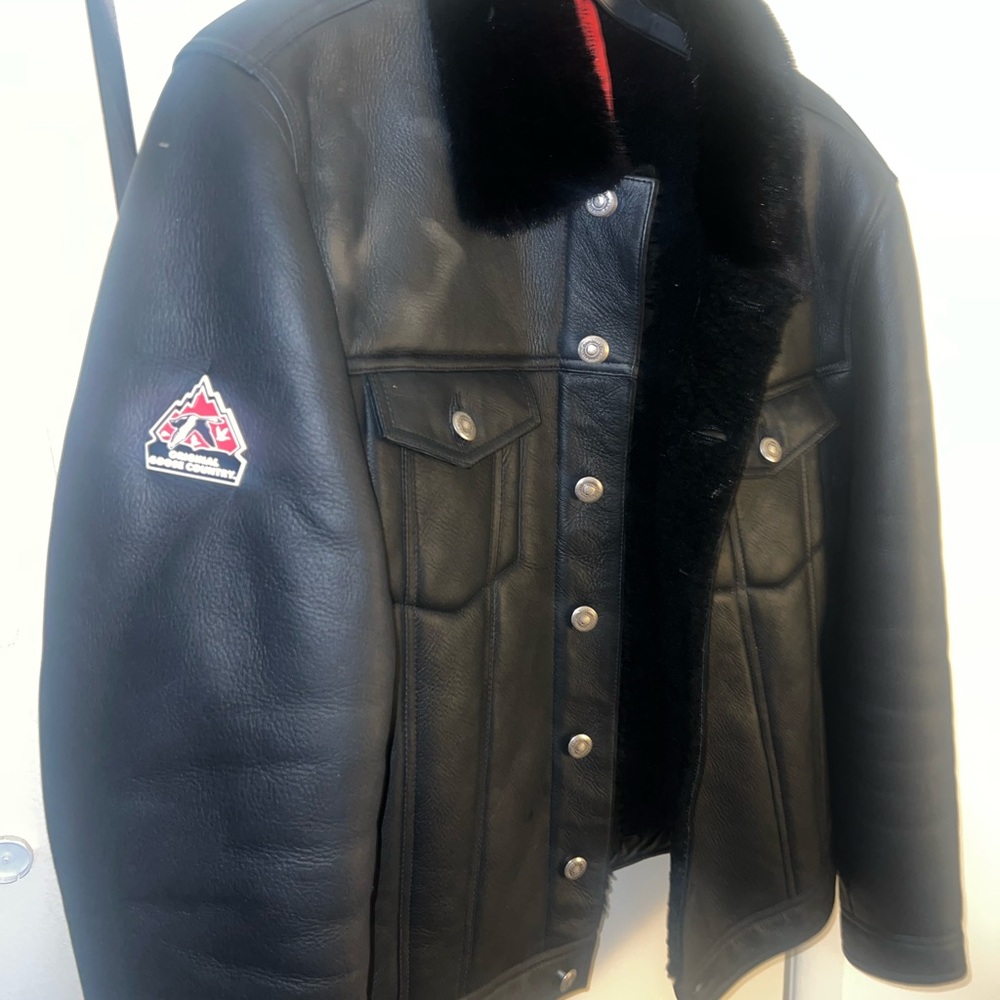 “Black Leather Shearling Collar Jacket - Heavyweight & Stylish”